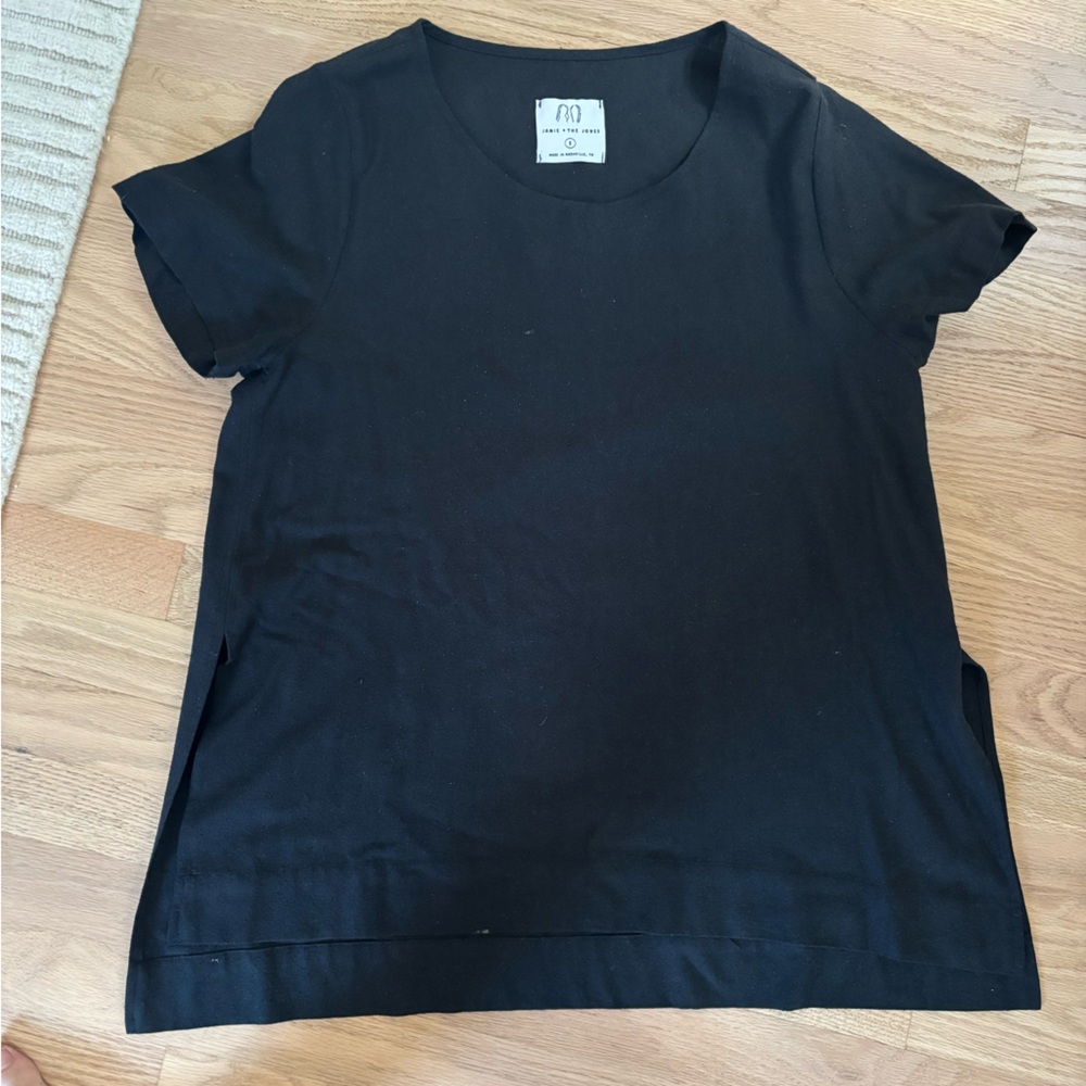 Jamie + the Jones basic split hem tee, black, size S